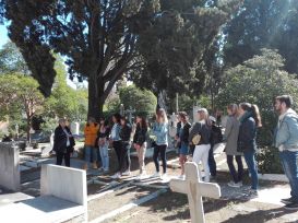 54 Capicúa visitando un cementerio